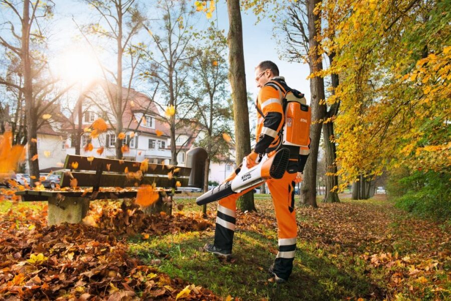 LIMPIA CON EL MENOR ESFUERZO GRACIAS AL SOPLADOR A BATERIA AP DE STIHL - BGA 100 -