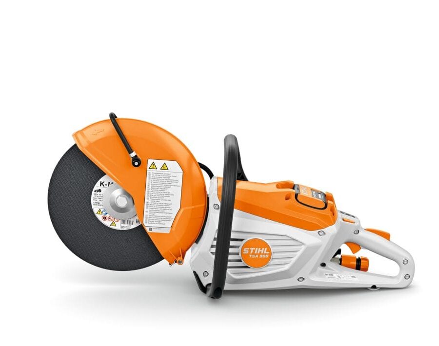 LA TRONZADORA TSA 300 DE STIHL. PRESENTA UNA GAMA DE COLORES CARACTERISTICOS DE LA MARCA Y UN DISCO DE METAL. ESTA MAQUINA STIHL LA DISEÑA PARA LOS TRABAJADORES QUE NECESITEN UNA MAQUINA PARA CORTAR CUALQUIER MATERIAL CON LA COMODIDAD, SEGURIDAD Y POTENCIA . DESCUBRE LA NUEVA TSA 300 DE STIHL Y POR QUE ES LA MEJORTRONZADORA DE BATEIRA DEL MERCADO