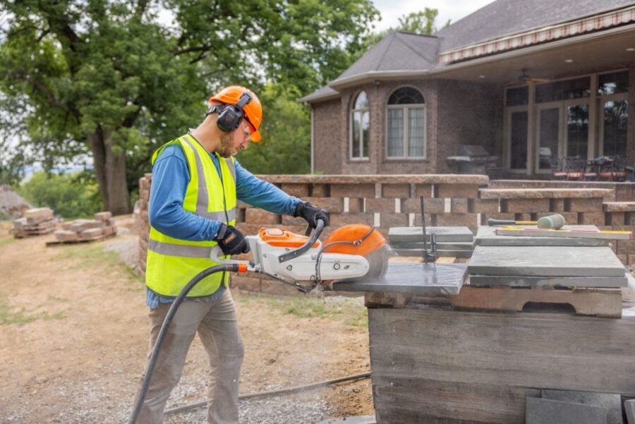 CORTA LO QUE NECESITES DE FORMA SILENCIOSA Y SIN POLVO GRACIAS A LA NUEVA TRONZADORA TSA 300 DE STIHL.